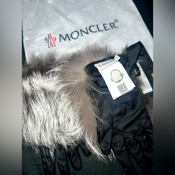 Moncler fur Gloves - Picture 4 of 5